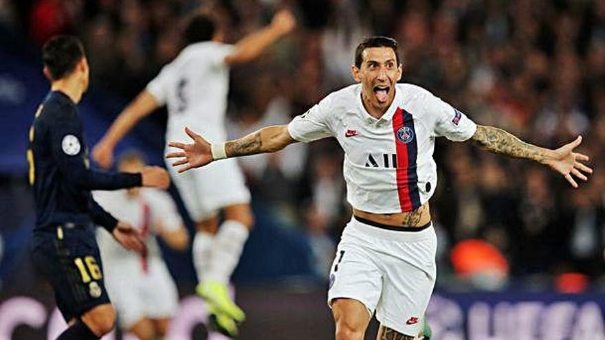 Di María celebra, embogit, el seu segon gol d&#039;anit al Parc dels Prínceps contra el Madrid.