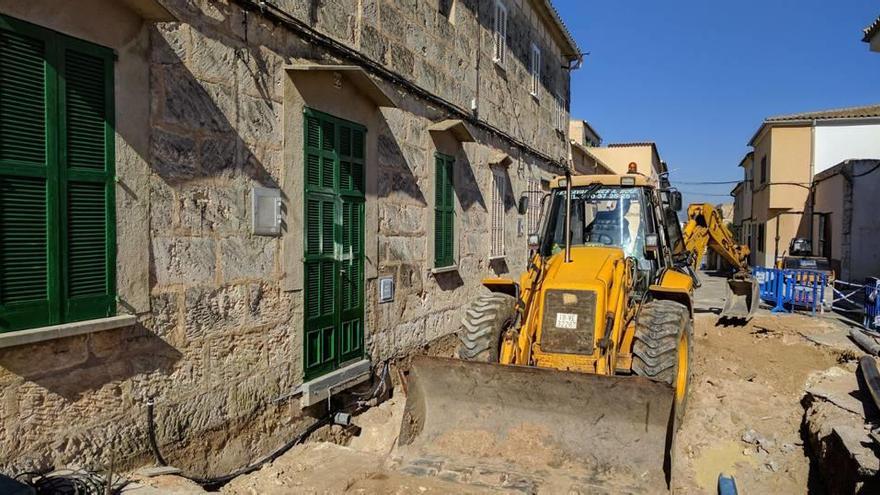 Las máquinas excavadoras trabajaban ayer en la parte de la calle Clova que se ha hundido a causa de las lluvias.