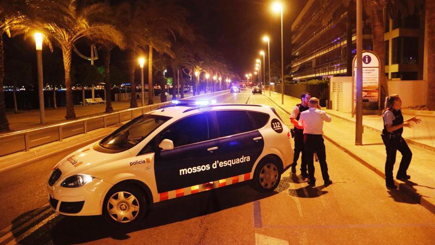 Agents dels Mossos d&#039;Esquadra amb un vehicle tallant l&#039;accés al passeig marítim de Cambrils.