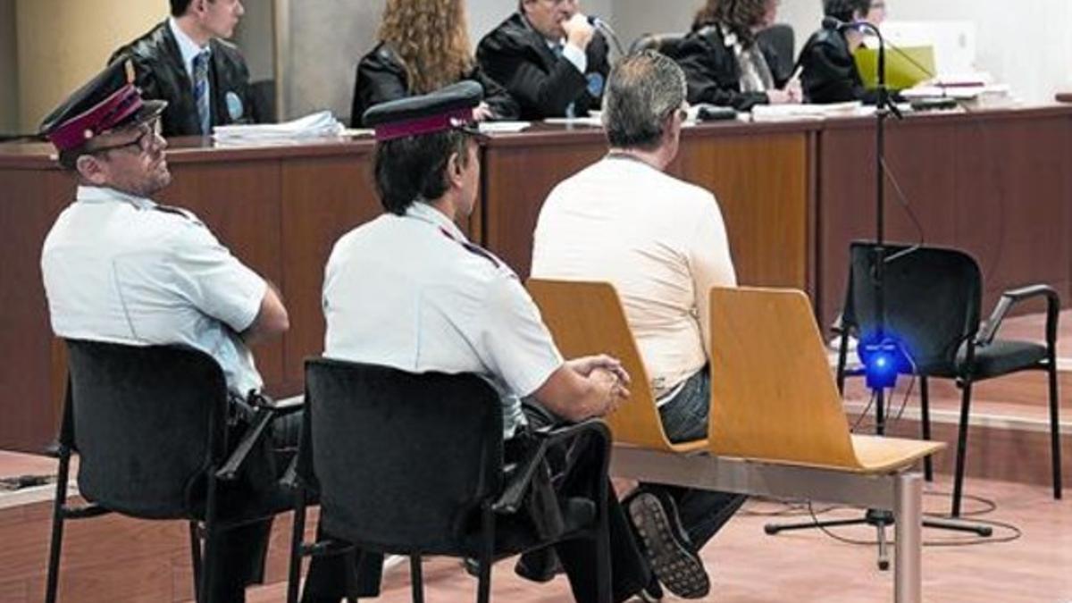 David Donet, en el banquillo de los acusados, delante de dos mossos.