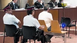 David Donet, en el banquillo de los acusados, delante de dos mossos.