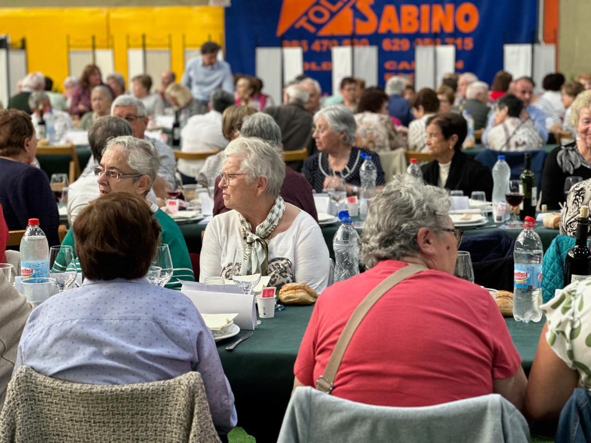 En imágenes: más de 200 personas se reúnen en Luarca gracias al programa Rompiendo Distancias