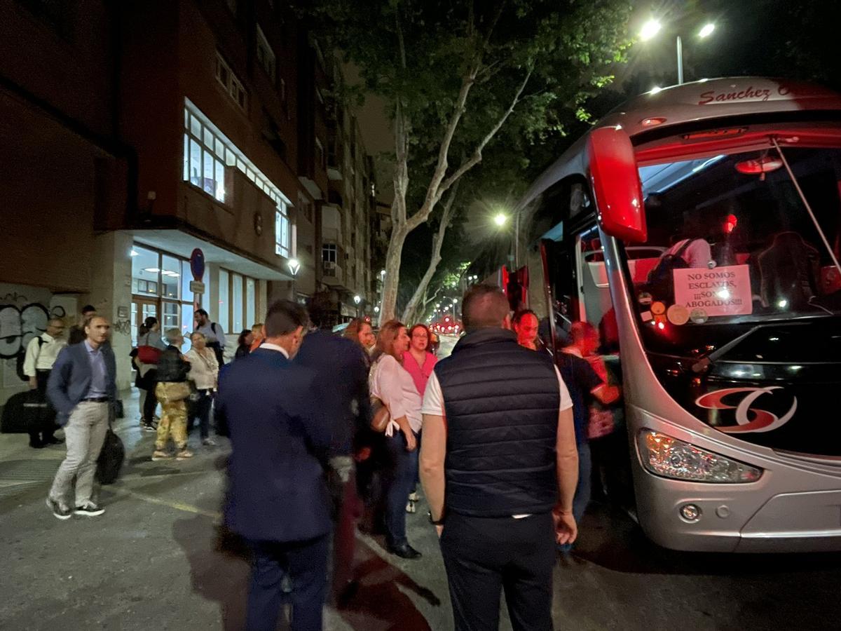 "No somos esclavos, somos abogados", reza un cartel en el autobús que ha salido desde Cartagena