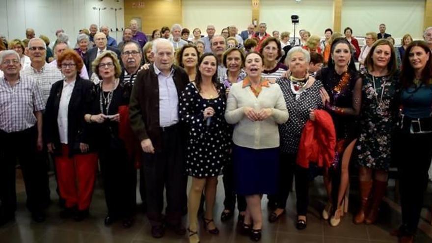 El público posa con las actrices Lola Moltó y Carmen Juan al finalizar la velada.