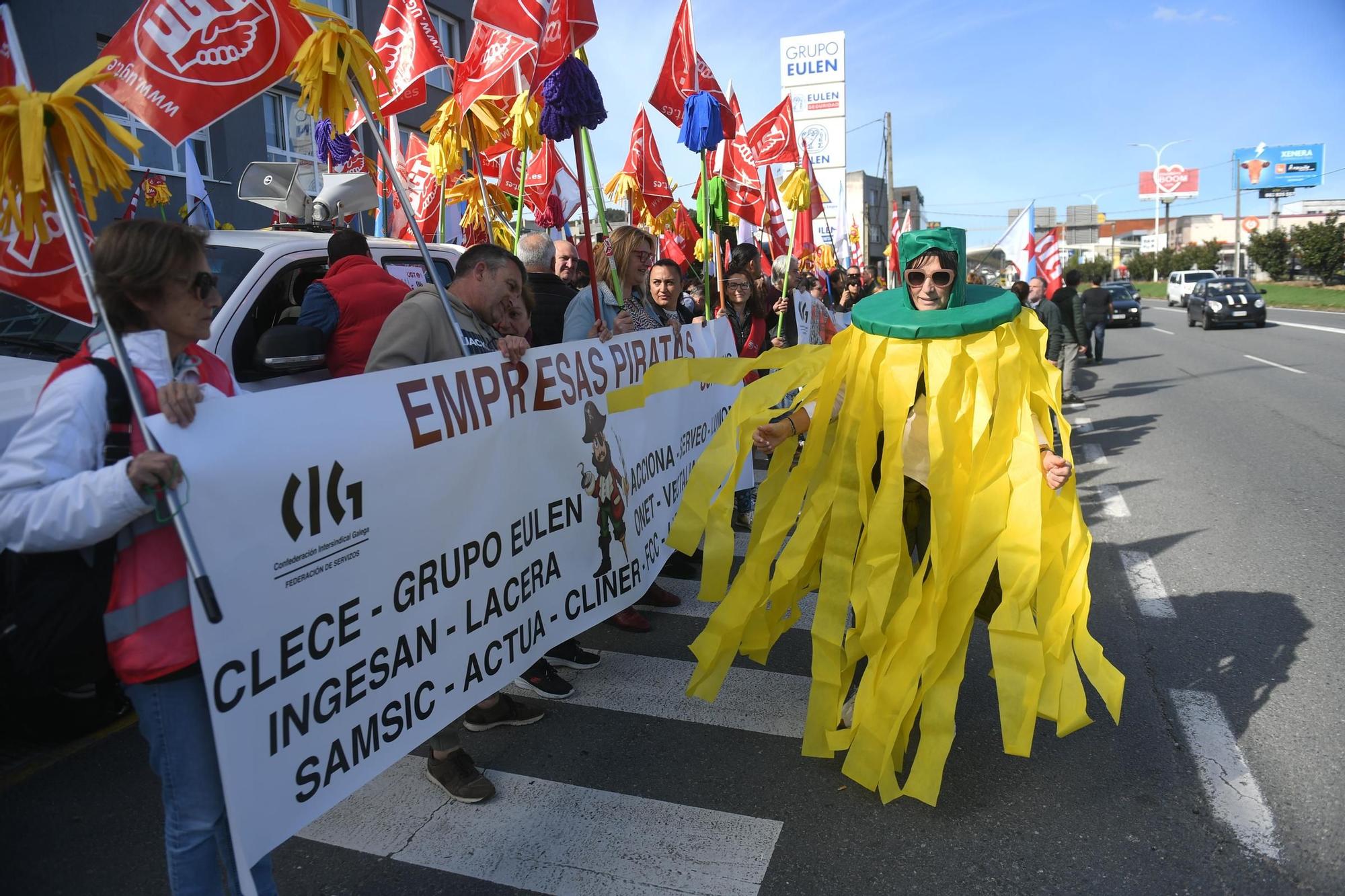 Las fregonas amarillas de A Coruña salen a la calle para que se aplique su convenio “de inmediato”