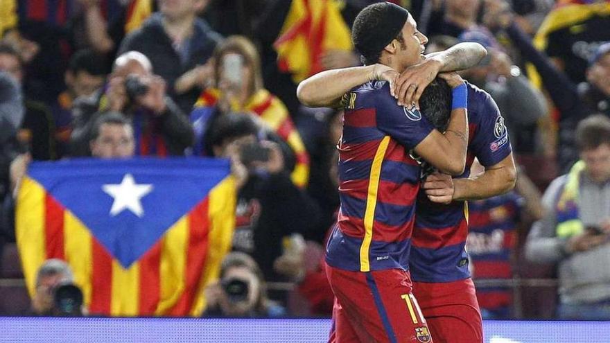 Neymar abraza a Luis Suárez para celebrar el segundo gol del Barça, obra del uruguayo.