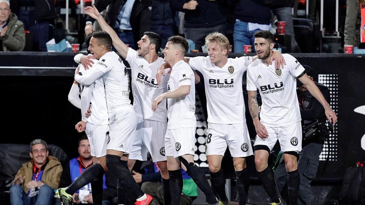 Los jugadores del Valencia felicitan a Rodrigo Moreno, el autor del gol que eliminó al Betis.