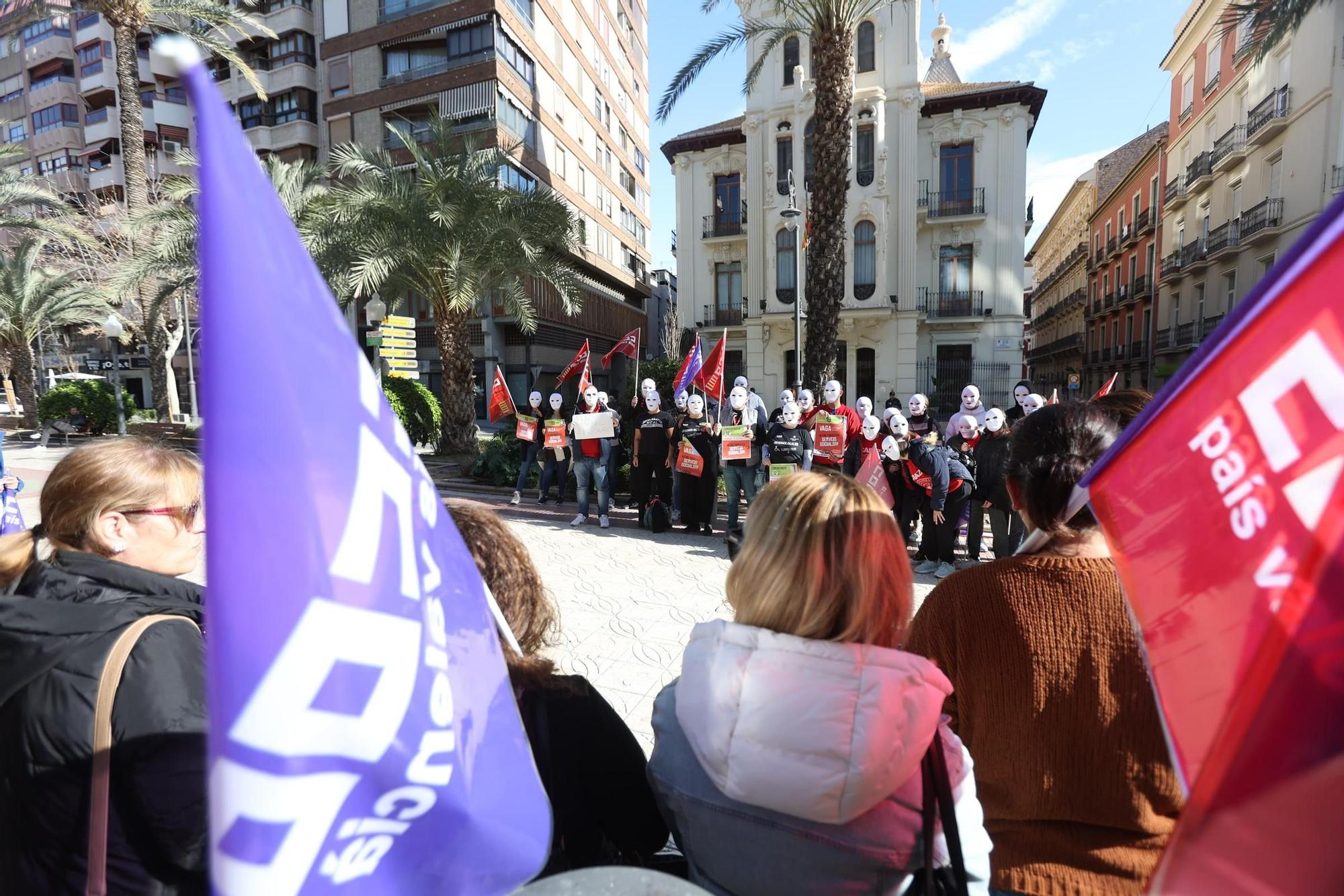 Los trabajadores sociales se concentran frente al Consell en Alicante este miércoles 12 de febrero