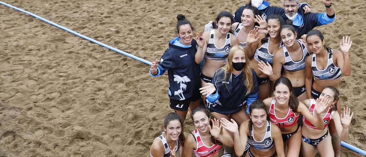 El equipo malagueño Playas de Fuengirola, en la pista central tras ganar su partido. Marcos León