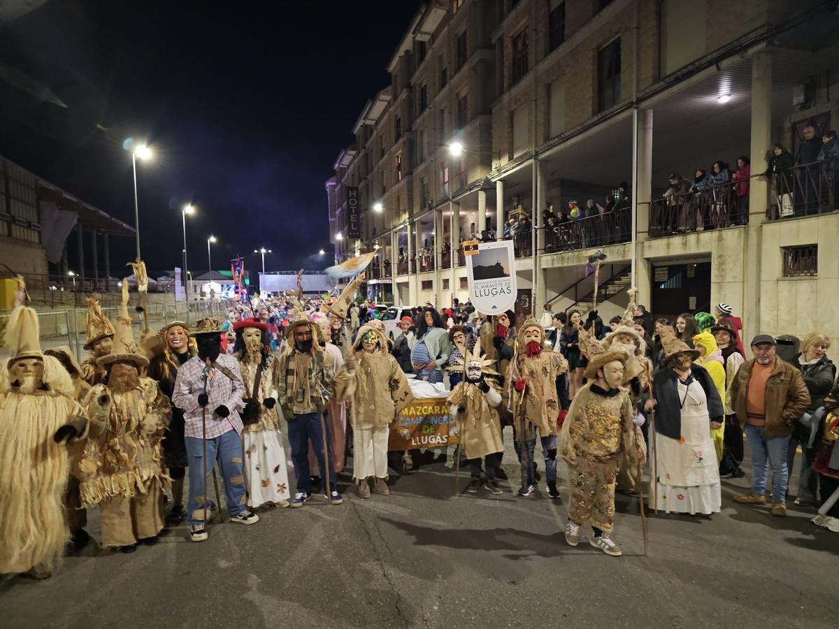 "Los Campaneros de Llugás" en el desfile de Carnaval de Villaviciosa.