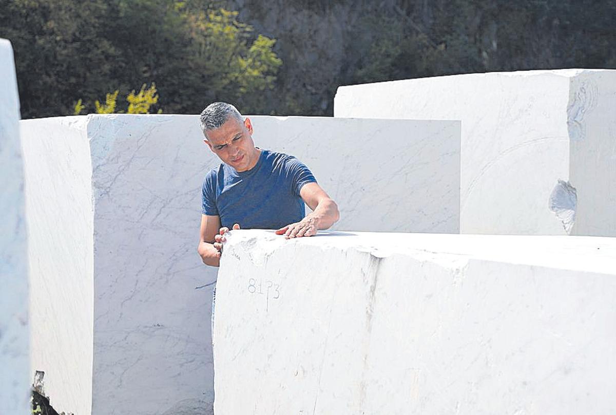 L'artista amb un bloc de marbre de Carrara.