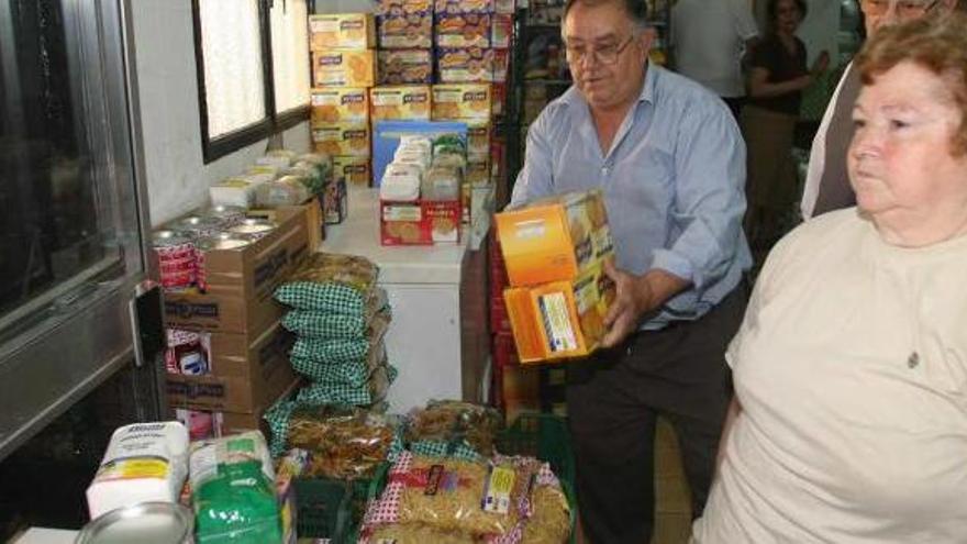 Voluntarios reparten alimentos en la sede de las asociación.