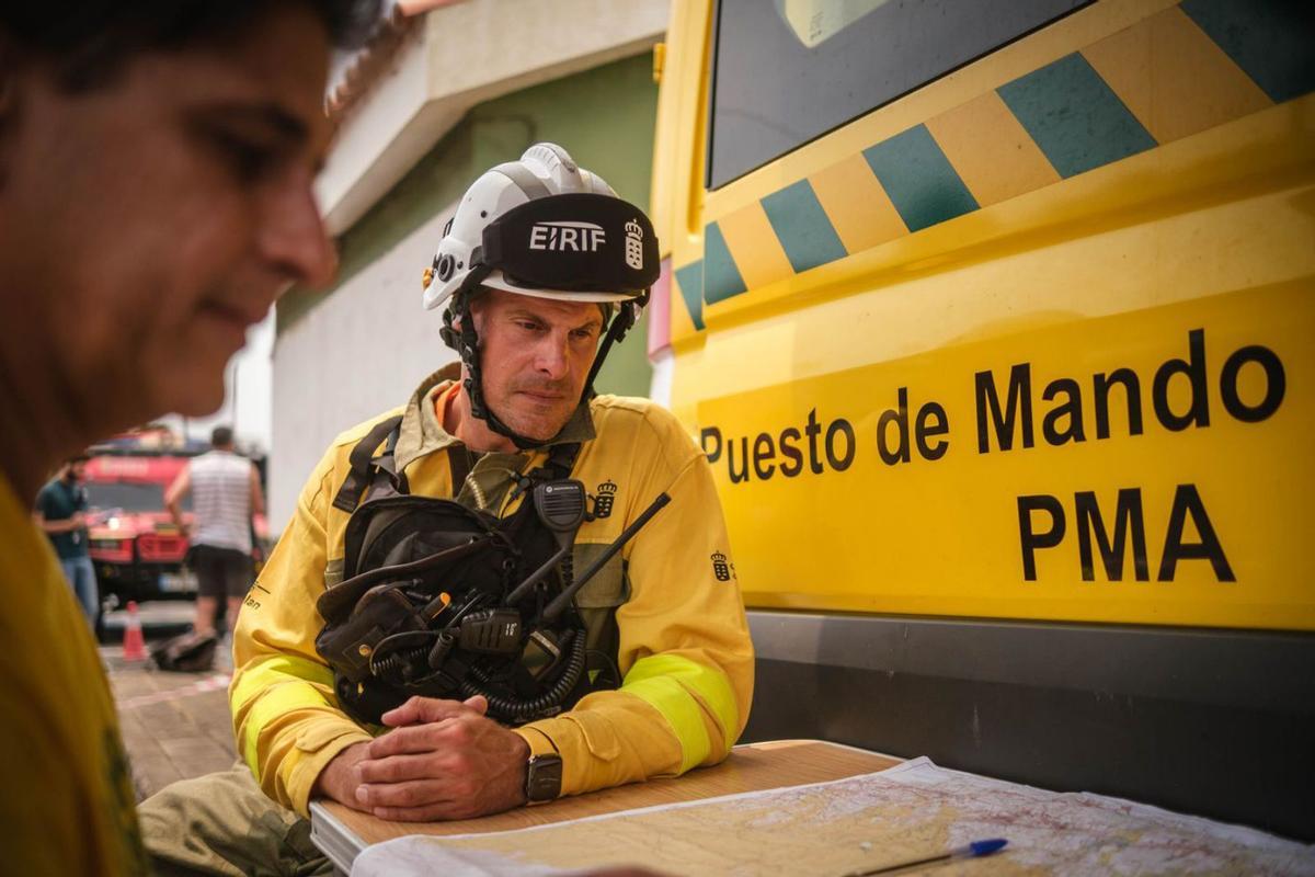 Planificación en el Puesto de Mando Avanzado durante el incendio del Norte de Tenerife el pasado verano.