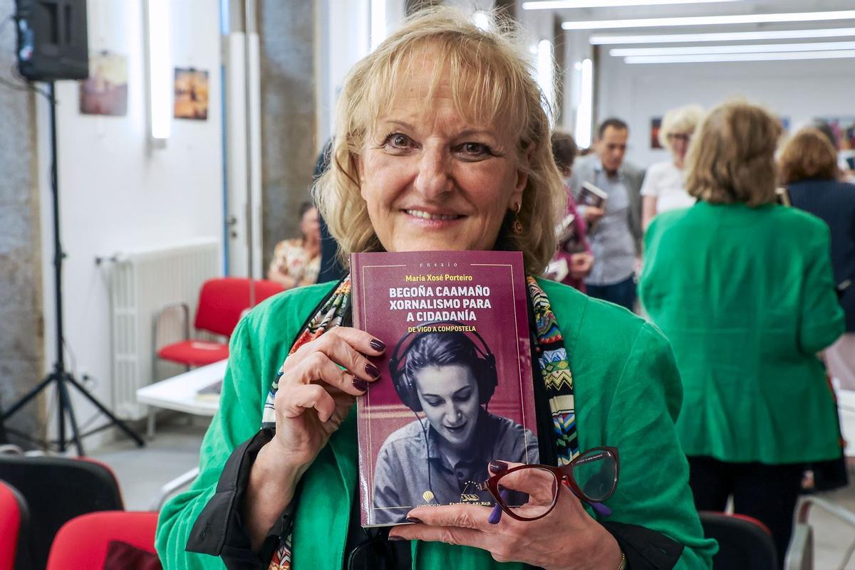 María Xosé Porteiro coa súa biografía sobre Begoña Caamaño.
