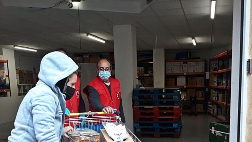 Los voluntarios hacen entrega del carro de comida, siguiendo las instrucciones de una técnico responsable. | E. P.