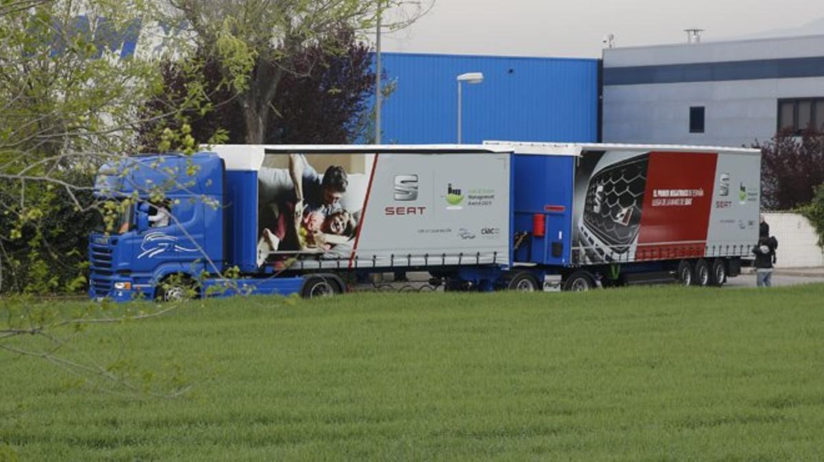 És el camió més gran que circula pel país, amb unes dimensions de 25,25 metres i una capacitat de transport de fins a 60 tones.