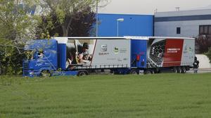 És el camió més gran que circula pel país, amb unes dimensions de 25,25 metres i una capacitat de transport de fins a 60 tones.