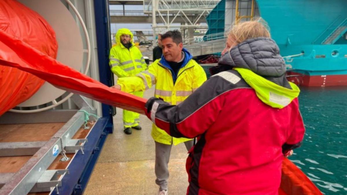 Simulacro de vertido contaminante en los muelles de es Botafoc 