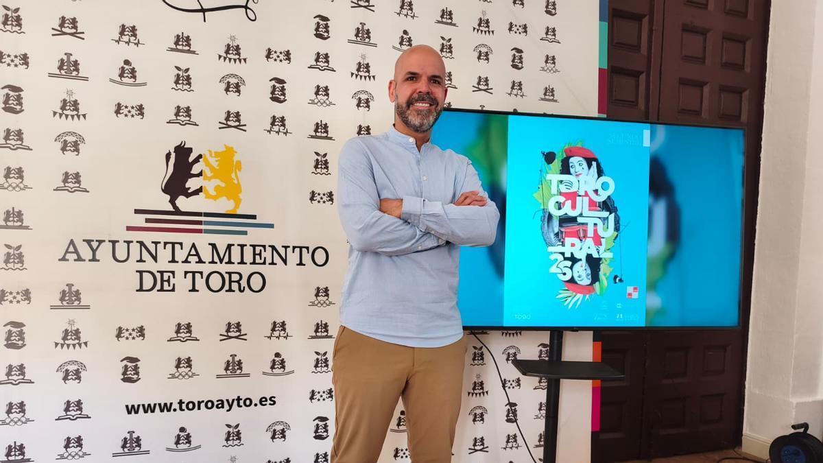El concejal de Cultura, Javier López, presenta la programación del Teatro Fundos Latorre.