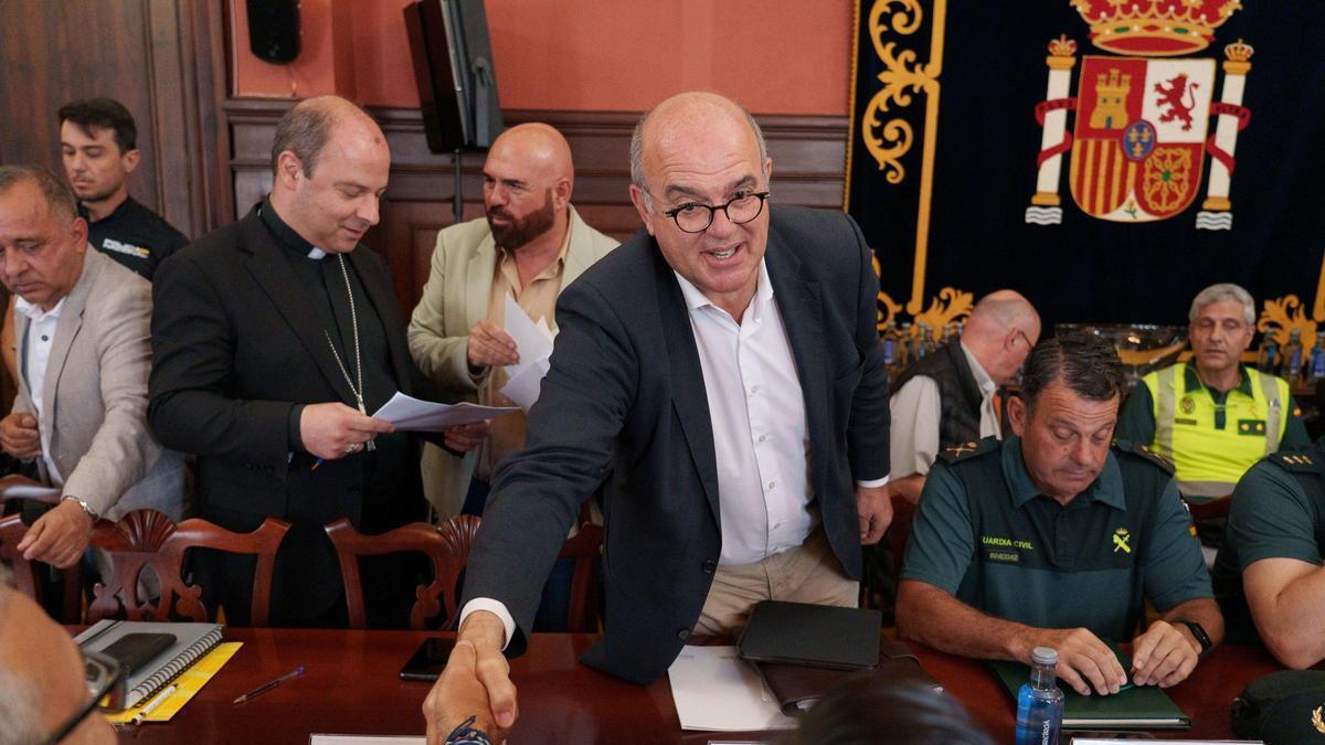 El delegado del Gobierno en Canarias, Anselmo Pestana, saluda a participantes de la Junta de Seguridad.