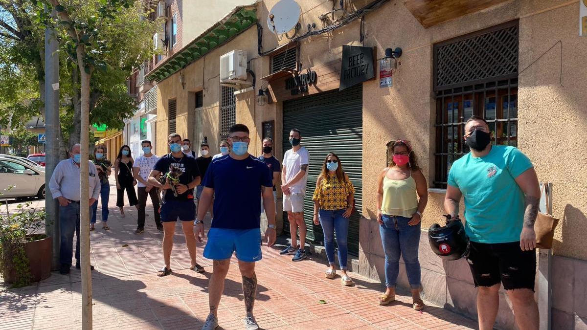 Dueños de pubs de San Vicente protestan al prohibirles poner la terraza después de haberles dejado hacerlo