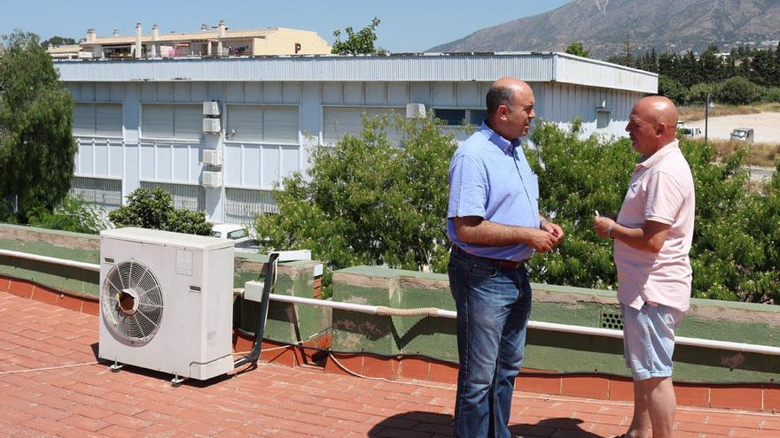 Zapico (izqda.) visita el CEIP.