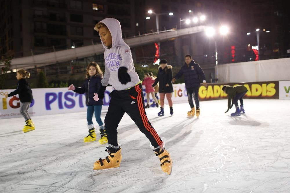 La ciudad inaugura la pista de patinaje al aire libre frente a las instalaciones del Real Club Náutico.