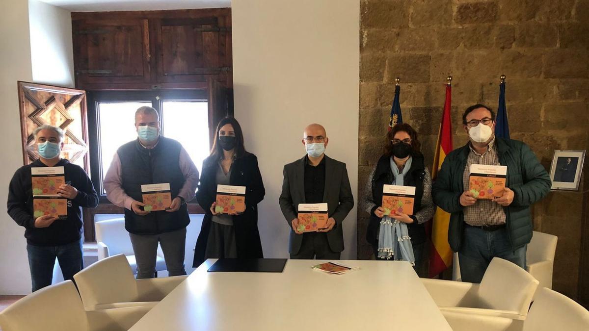 Entrega de los ejemplares en la sala institucional del Castell d’Alaquàs. | COR DE VILA