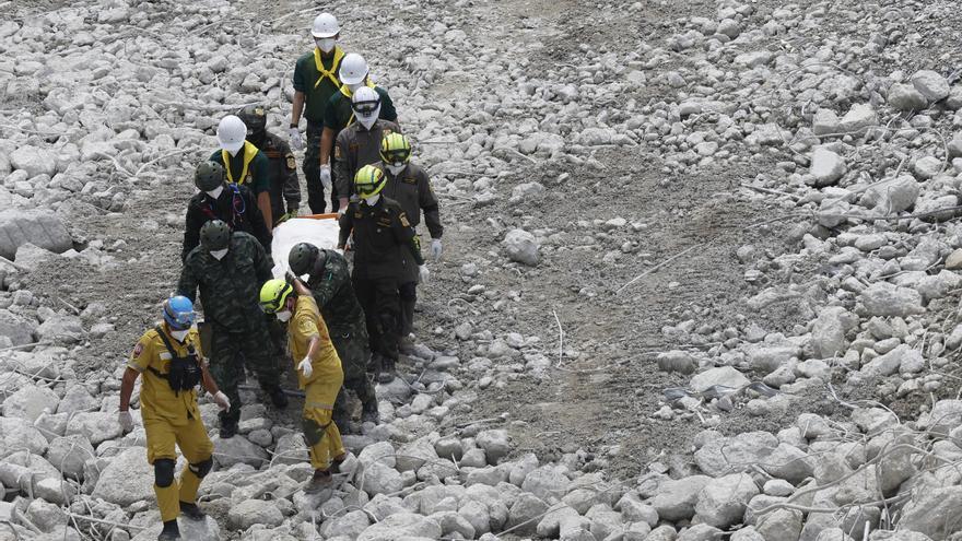 Los equipos de rescate han encontrado 32 cadáveres bajo la torre derrumbada en Bangkok
