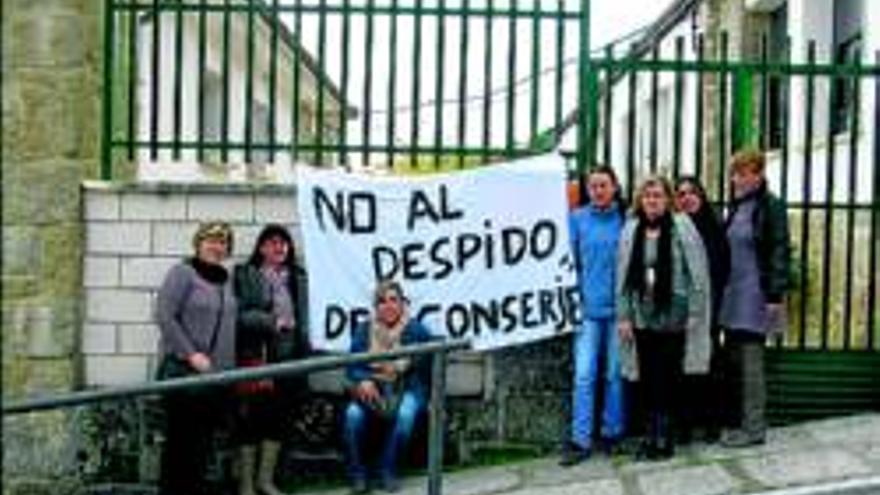 Madres de Cuacos protestan por el despido del conserje del colegio