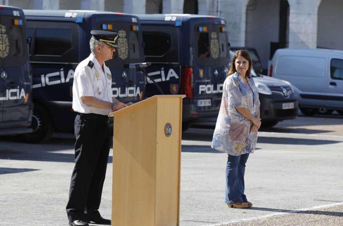 El jefe superior de Policía en Asturias y la delegada del Gobierno. | F. R.