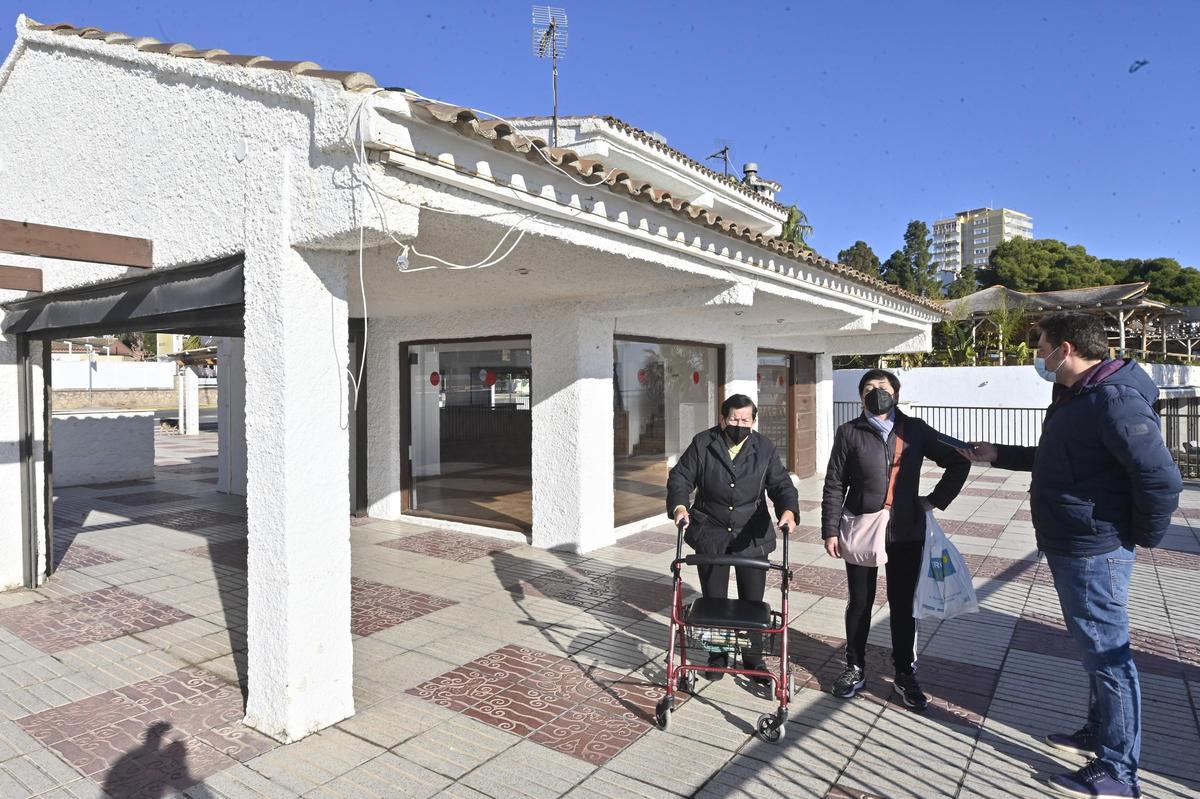 Ana María y su madre atienden a 'Mediterráneo' desde las instalaciones del popular complejo, que tiene los días contados.