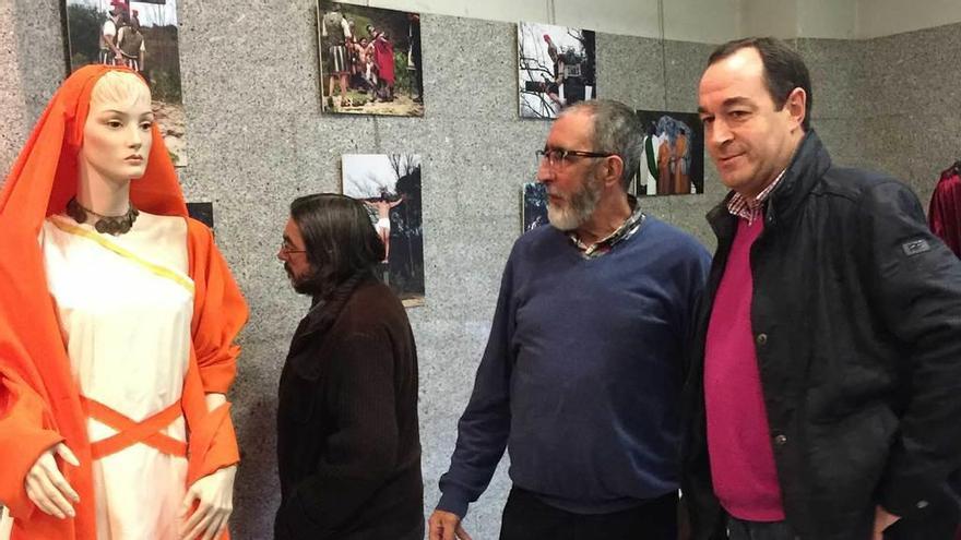 Tino Sierra y Miguel Ángel Cobiella observan el traje de romana.