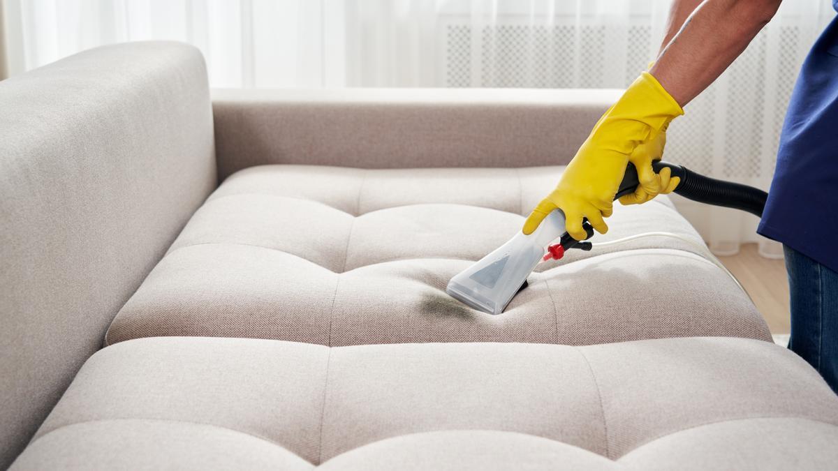 LIMPIAR SOFÁ  Cómo limpiar un sofá de tela: el truco casero para