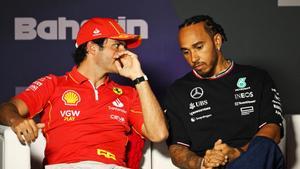 Sainz y Hamilton, durante la rueda de prensa en Bahrein