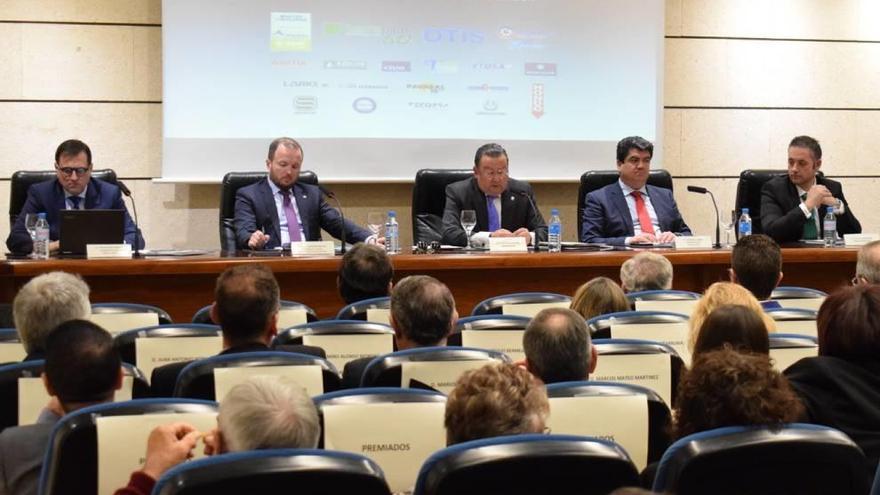 Luis Fernández Mula con la dirección de Frecom en la asamblea de ayer.