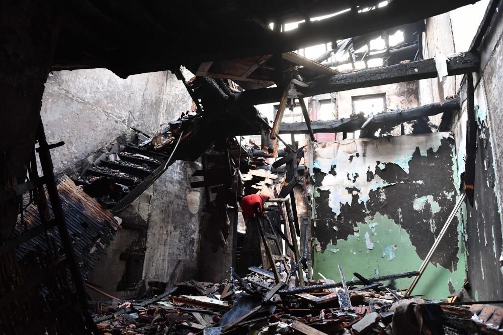 El incendio, en el número 10 de la calle San Luis, se declaró anoche y los bomberos trabajaron en la extinción de las llamas hasta la madrugada.