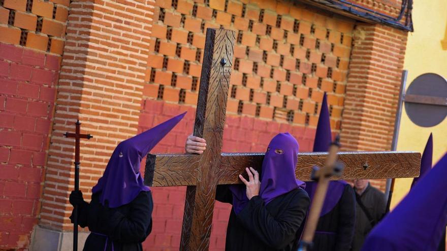 La procesión de "El Encuentro" en Villalpando durante la mañana del Viernes Santo, en dos minutos
