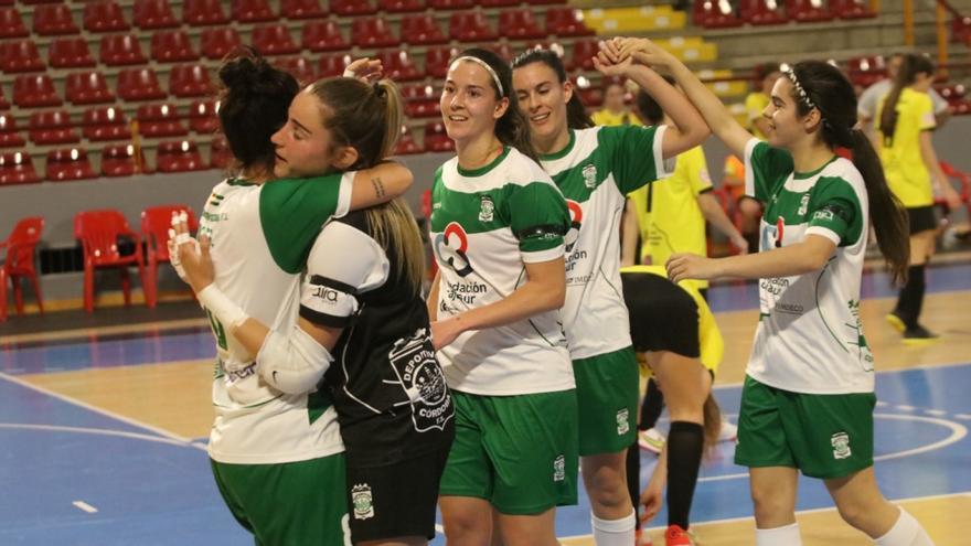 Rocío Gracia y Ceci Moreno se abrazan tras marcar la primera una de sus goles ante el Martos.