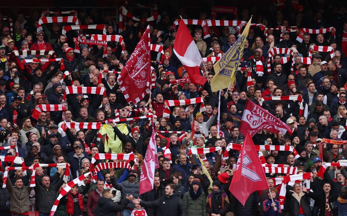LONDON (United Kingdom), 26/10/2025.- Supporters of Arsenal attend the English Premier League match between Arsenal FC and Crystal Palace FC at the Emitates Stadium in London, Britain, 26 October 2025. (Reino Unido, Londres) EFE/EPA/ANDY RAIN EDITORIAL USE ONLY. No use with unauthorized audio, video, data, fixture lists, club/league logos, 'live' services or NFTs. Online in-match use limited to 120 images, no video emulation. No use in betting, games or single club/league/player publications