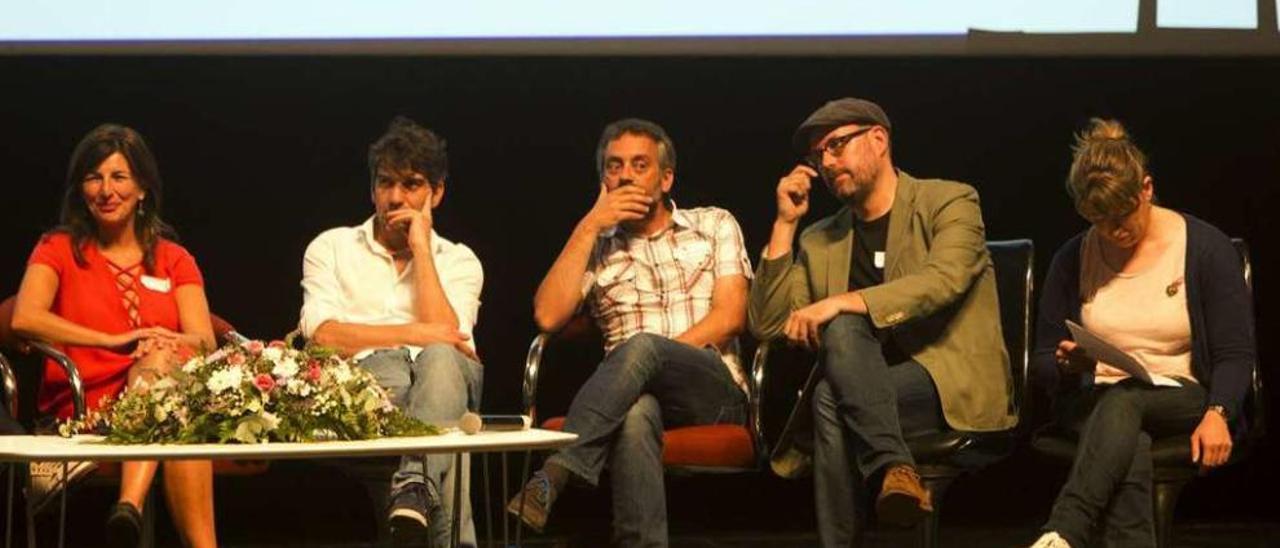 Carmen Santos (d), líder de Podemos Galicia, ayer junto a Yolanda Díaz, y los alcaldes de Ferrol, Jorge Suárez; A Coruña, Xulio Ferreiro, y de Santiago, Martiño Noriega. // Marcos Canosa