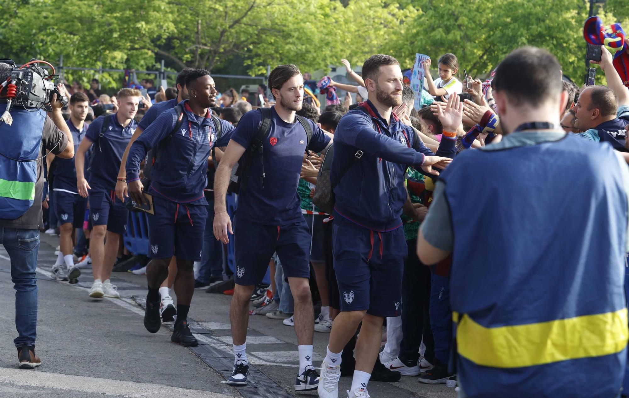 Recibimiento de la afición levantinista al equipo