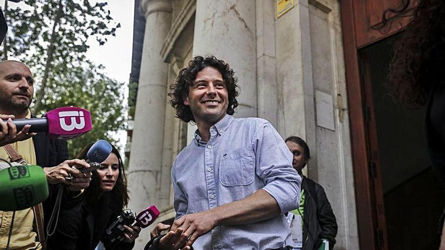 Jaume Garau, sonriente a su salida de los juzgados de Vía Alemania.