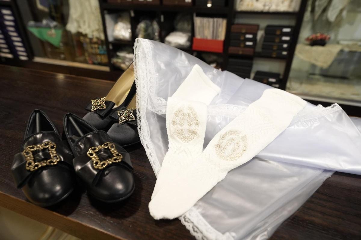 Confecciones Pitarch. Kit de lluvia: chubasquero de falda, zapatos y calcetines de recambio.