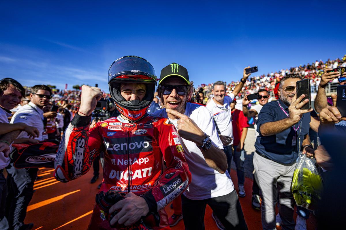 Pecco Bagnaia celebra el título de Moto GP con su ídolo Valentino Rossi.