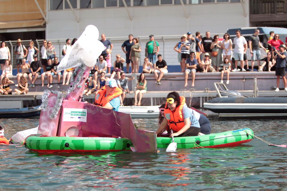 Regata de barcos locos en La Marina de València