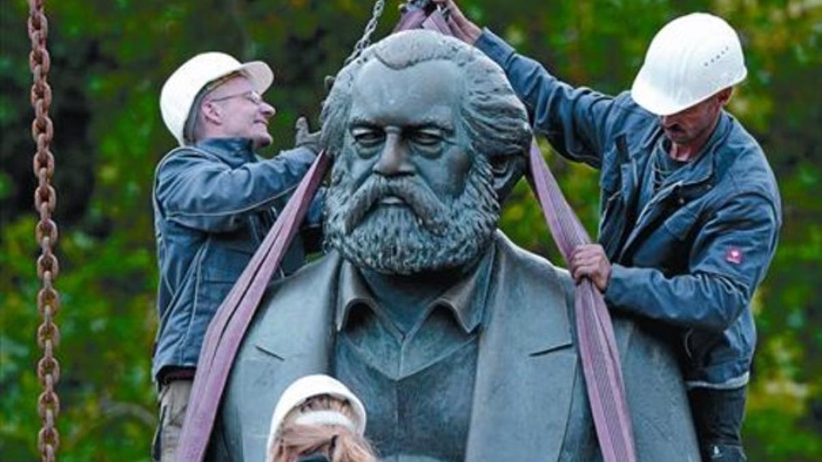 Trabajos en Berlín para mover la escultura de Karl Marx de su lugar original debido a las obras del metro.