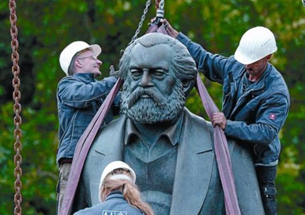 Treballs a Berlín per moure l’escultura de Karl Marx del seu lloc original a causa de les obres del metro.