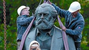 Treballs a Berlín per moure l’escultura de Karl Marx del seu lloc original a causa de les obres del metro.