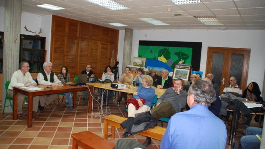 Sargatal, en primer terme, durant l&#039;assemblea de l&#039;Apnae